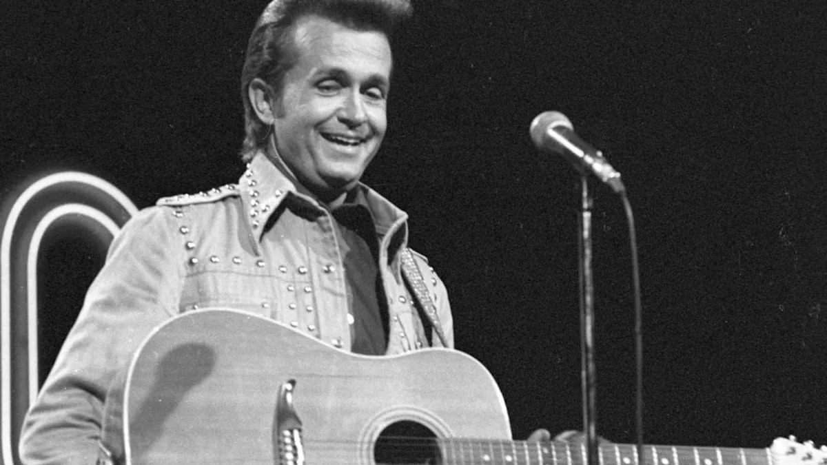 Country Music Icon's Unexpected Health Emergency Leads To Show Cancellation