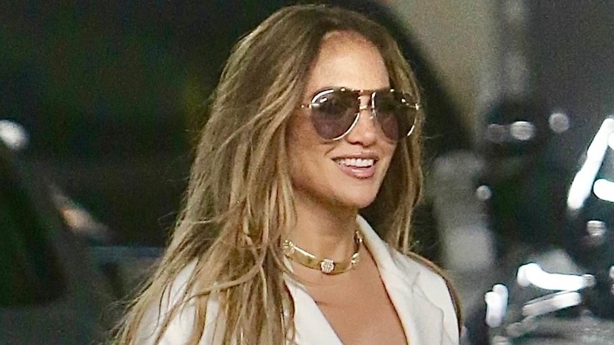 Jennifer Lopez Defies Co-Star Roast In Chic LA Outfit Jennifer Lopez Defies Co-Star Roast In Chic LA Outfit