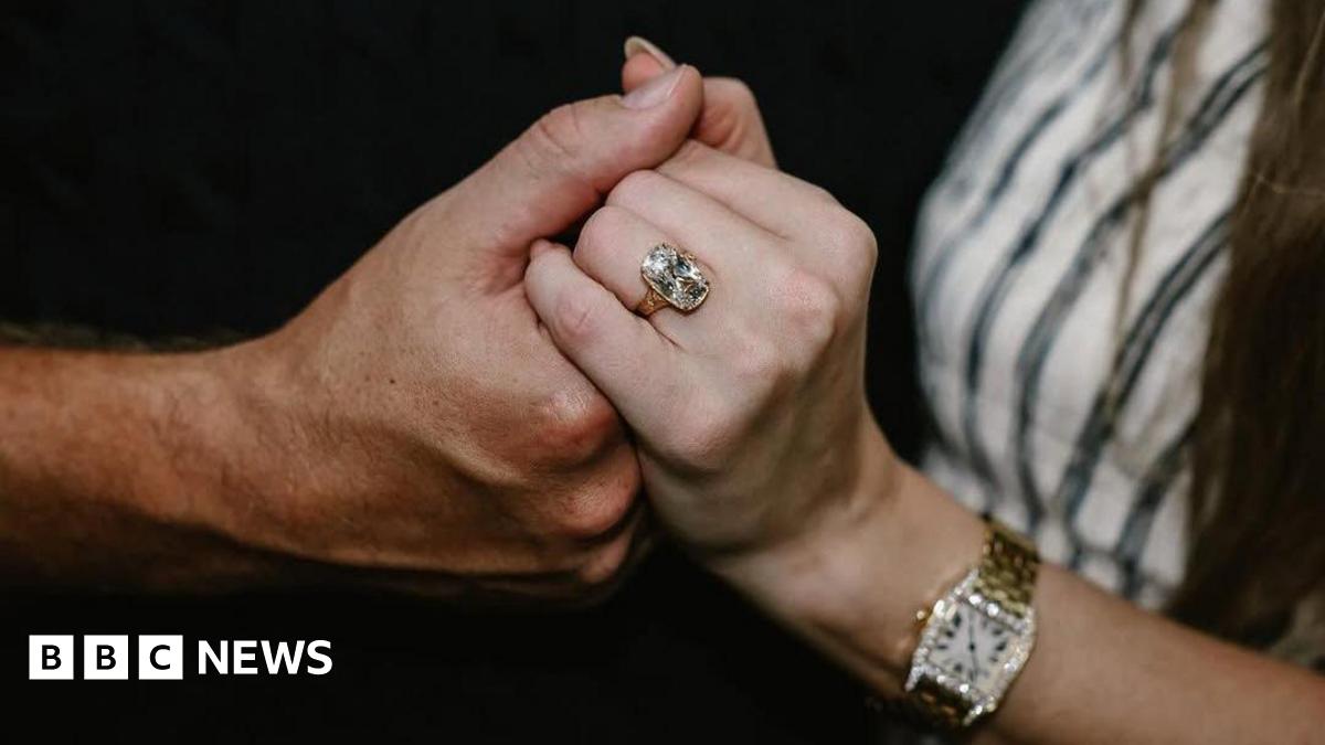 Taylor Swift's Massive Engagement Ring Sparks Celebrity Taylor Swift's Massive Engagement Ring Sparks Celebrity